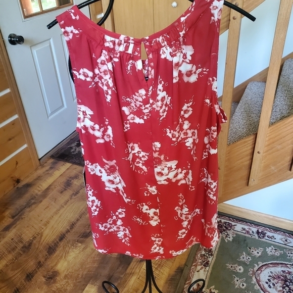 Simply Vera Vera Wang Yoke Front Shell Sleeveless Red & White Floral Sz L Tunic - Picture 6 of 11